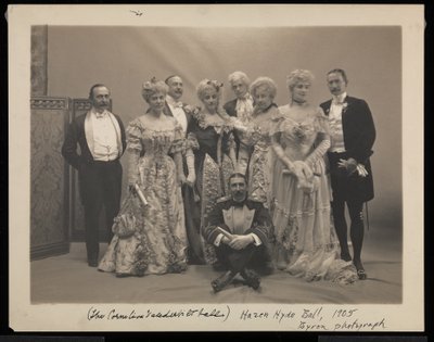 Portrait de cinq hommes (dont Coleman Drayton, August Belmont et Frank Hoppin assis par terre) et quatre femmes (dont Mme Stuyvesant Fish) au bal de James Hazen Hyde, New York, 31 janvier - Byron Company